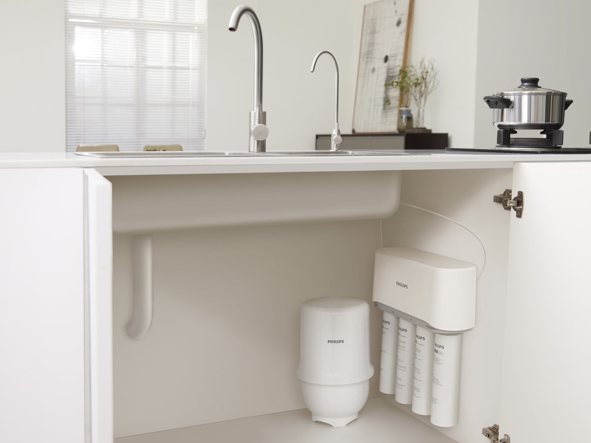 Пример размещения системы обратного осмоса PHILIPS AUT3268/10 под мойкой